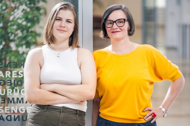 Portrait von Rosa Danner und Elena Macura im Gespräch über die Mediennutzung der Jugend.