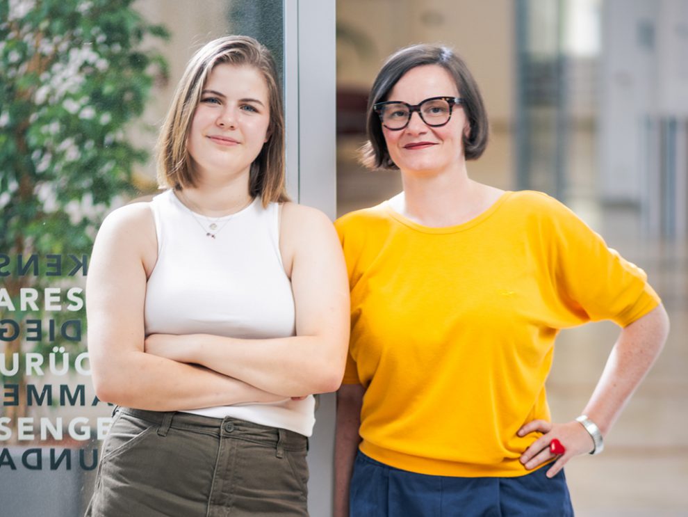 Portrait von Rosa Danner und Elena Macura im Gespräch über die Mediennutzung der Jugend.