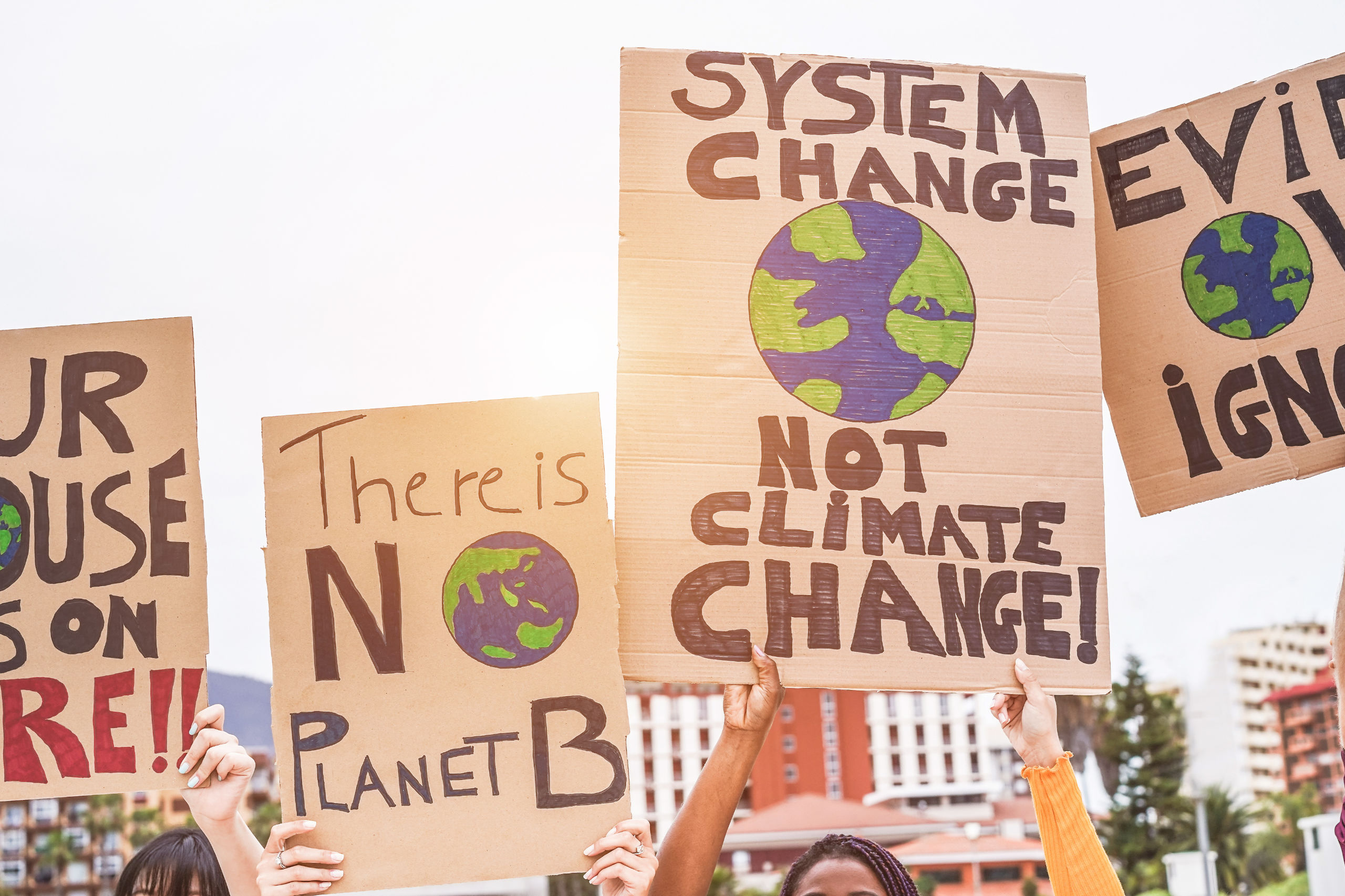 Menschen protestieren mit Schildern gegen die Regierung, die nichts gegen den Klimawandel tut.