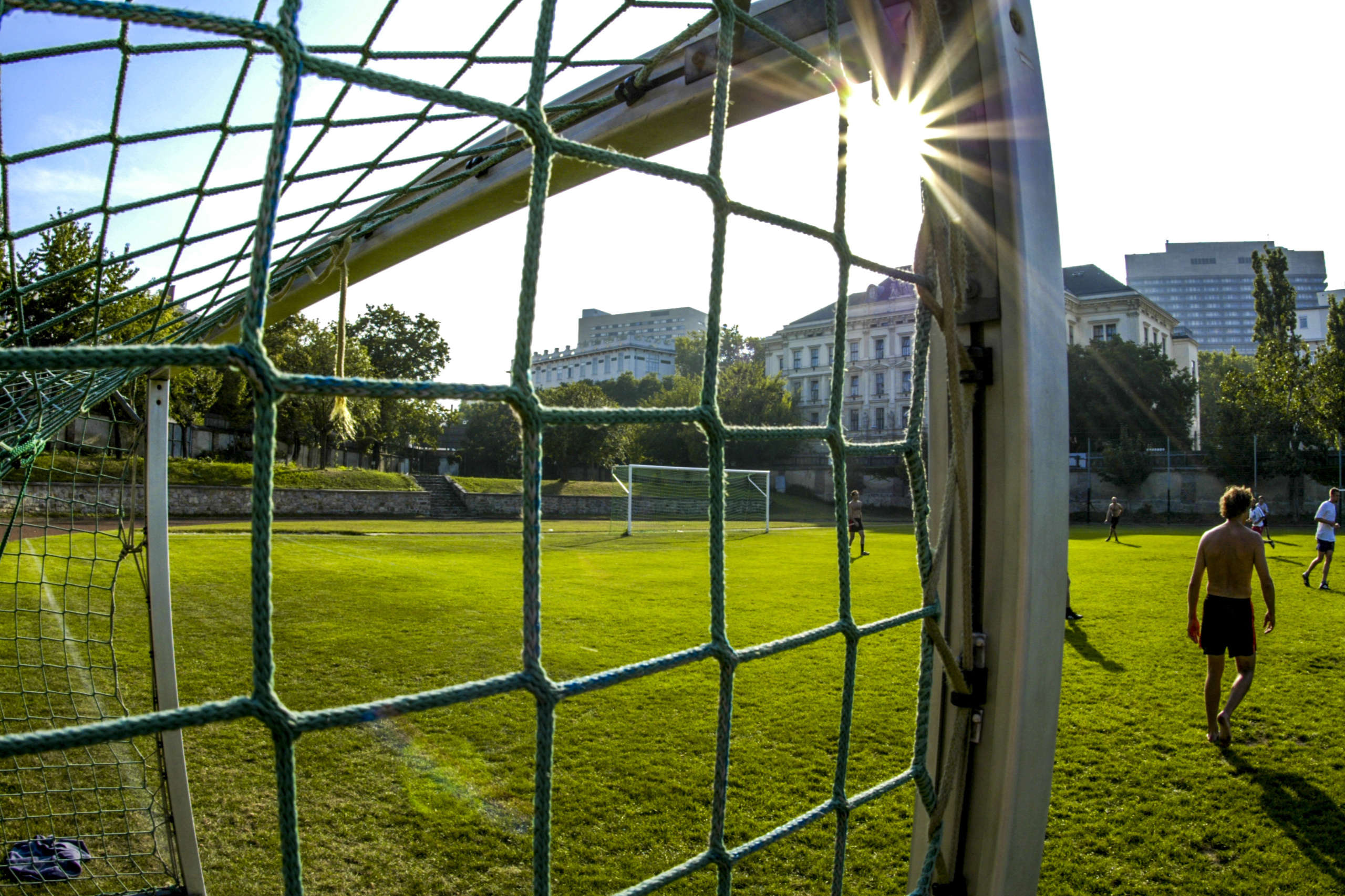 Das Netz eines Fußballtores von hinten. Die Sonne scheint durch. Alle News zur Herbstlohnrunde.