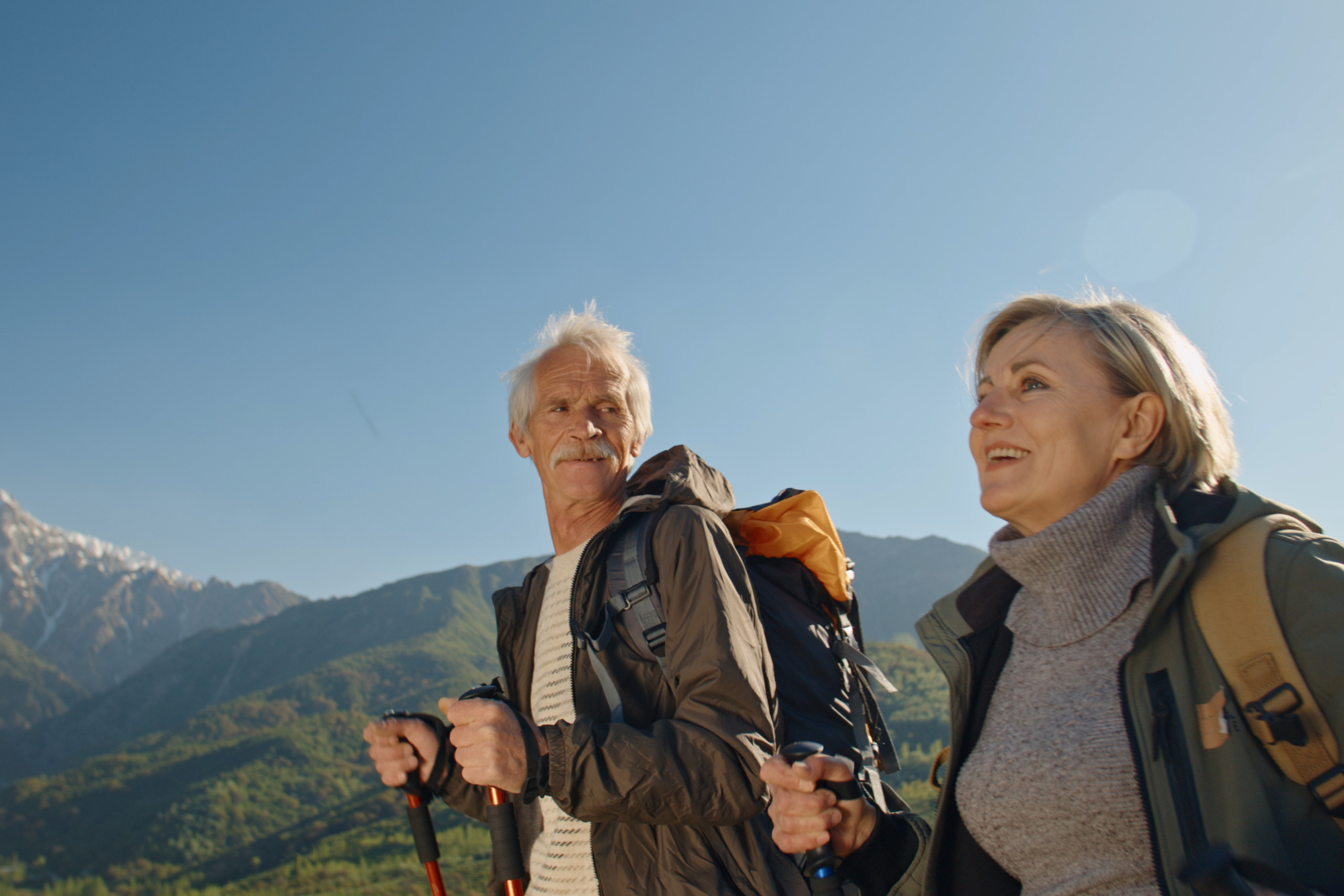 Ein älteres Ehepaar in Pension wandert in den Bergen.