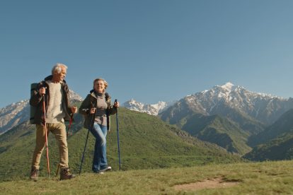 Ein älteres Ehepaar in Pension wandert in den Bergen.
