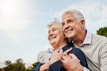 Ein älteres Paar ist an der frischen Luft und glücklich. Symbolbild für die Pension in Österreich.