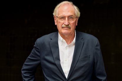 Portrait von Axel Honneth vor einem Interview. Bild von Jürgen Bauer/Suhrkamp Verlag.