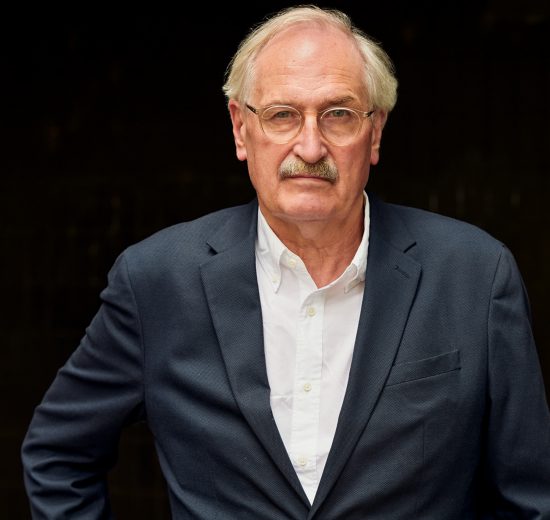 Portrait von Axel Honneth vor einem Interview. Bild von Jürgen Bauer/Suhrkamp Verlag.