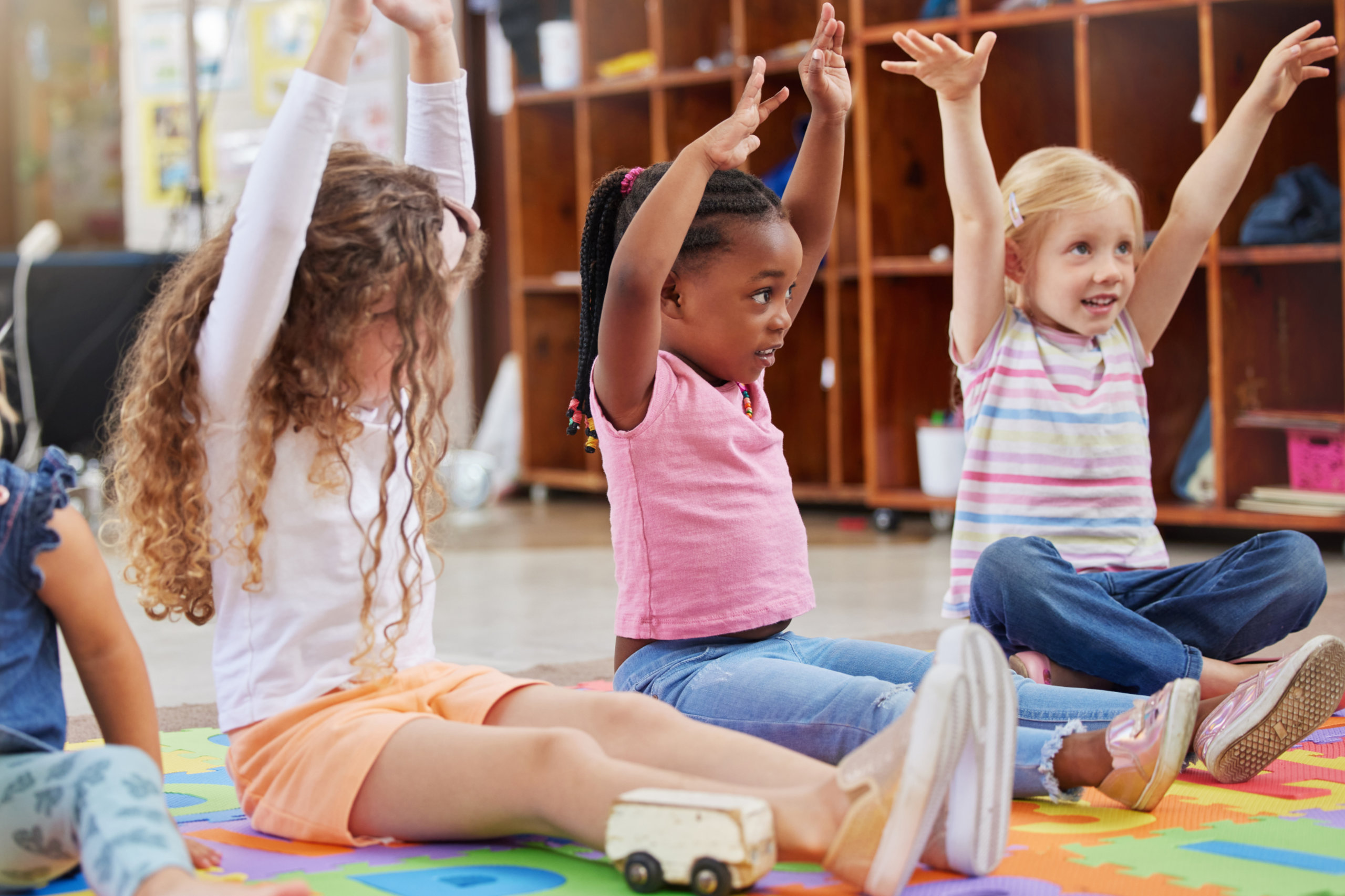 Ein Gruppe von Kindern spielen in einem Kindergarten. Österreich hinkt im europäischen Vergleich bei der Kinderbetreuung hinterher.