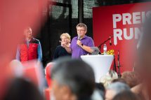 ÖGB-Chef Wolfgang Katzian hält eine Rede auf dem Ballhausplatz, um auf Maßnahmen gegen die Inflation hinzuweisen.