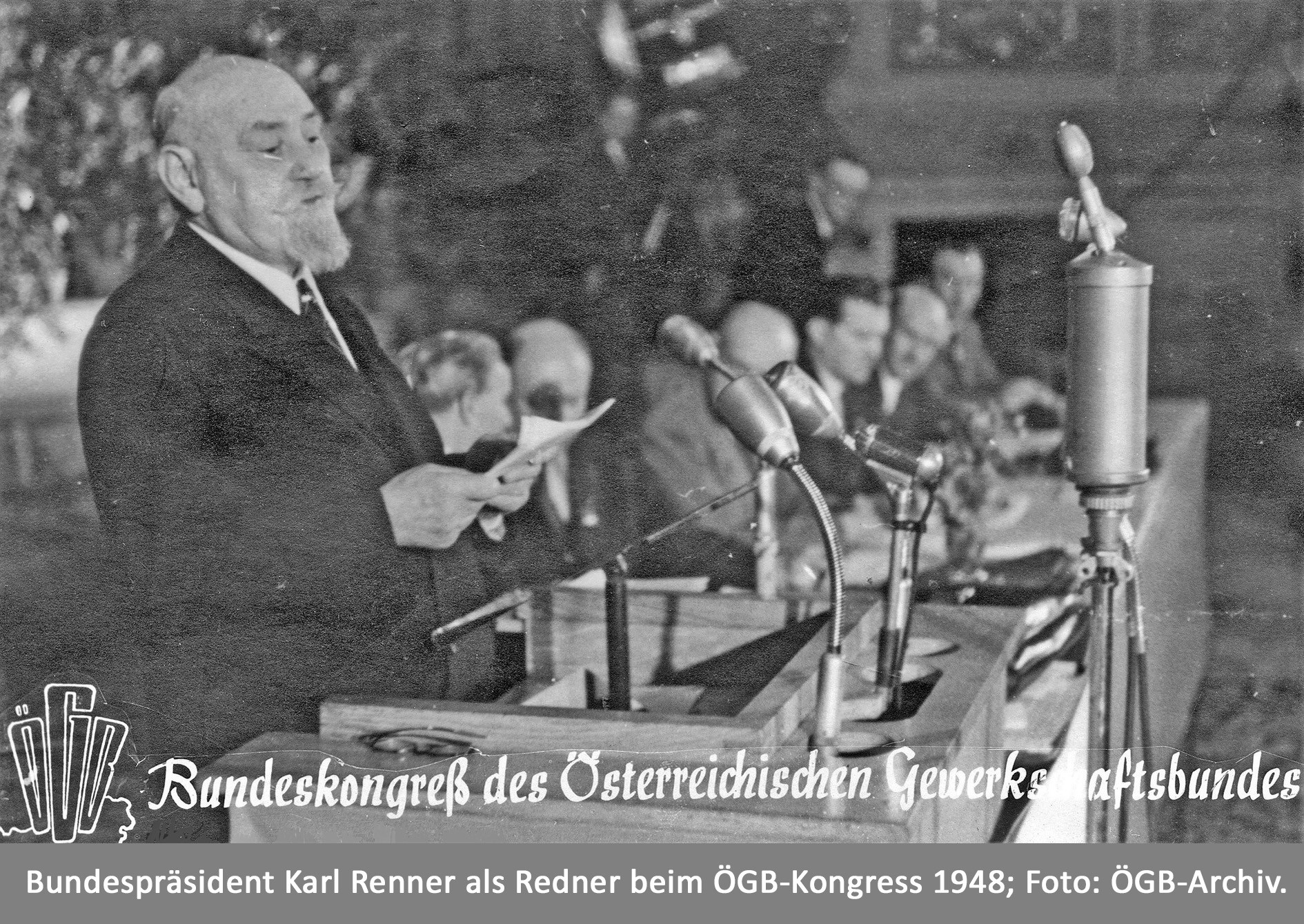 Karl Renner als Redner beim ersten ÖGB-Kongress. Symbolbild für den Sozialstaat und seine Geschichte.