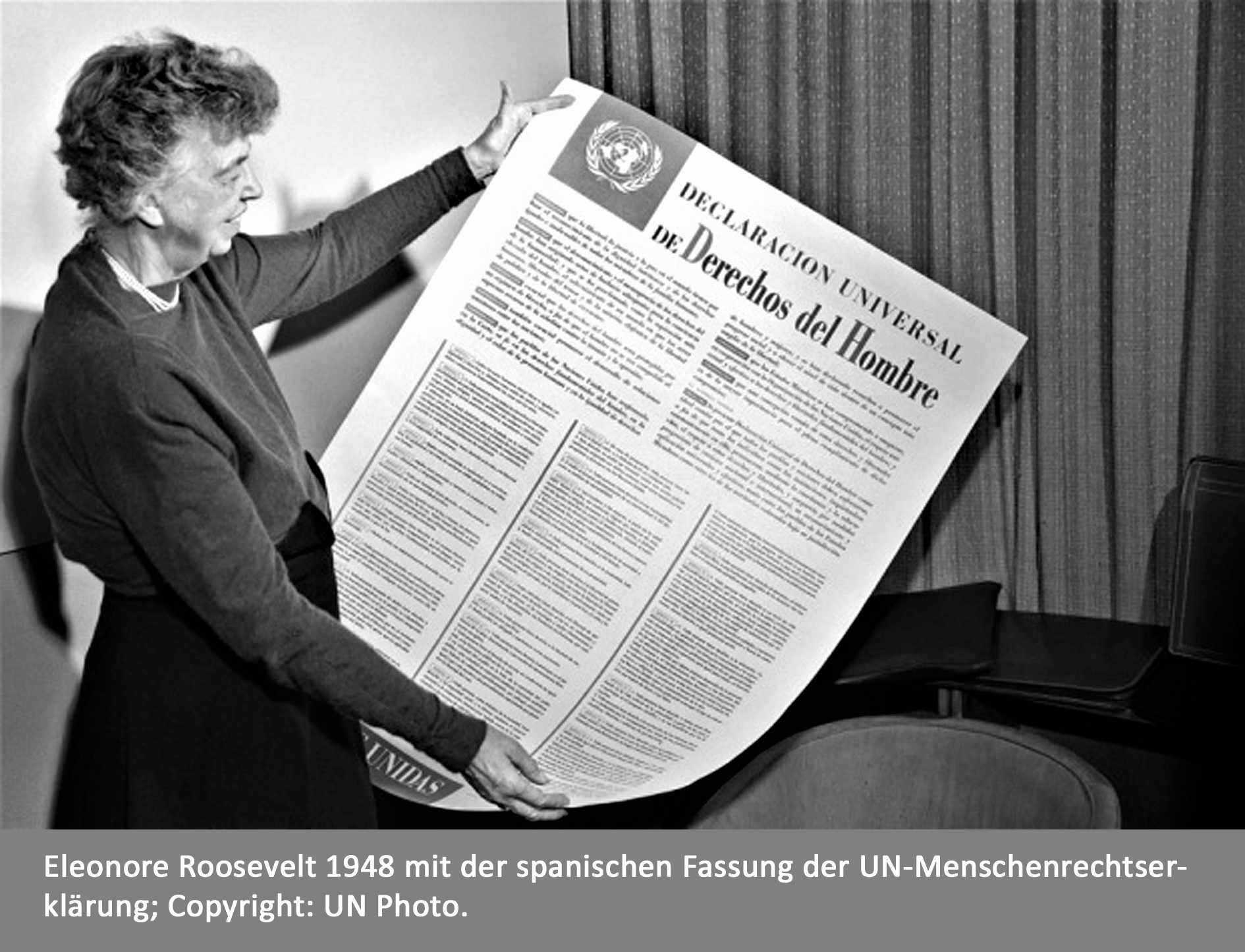 Eleonore Roosevelt mit einem Exemplar der spanischen Version der UN-Erklärung der Menschenrechte 1948.