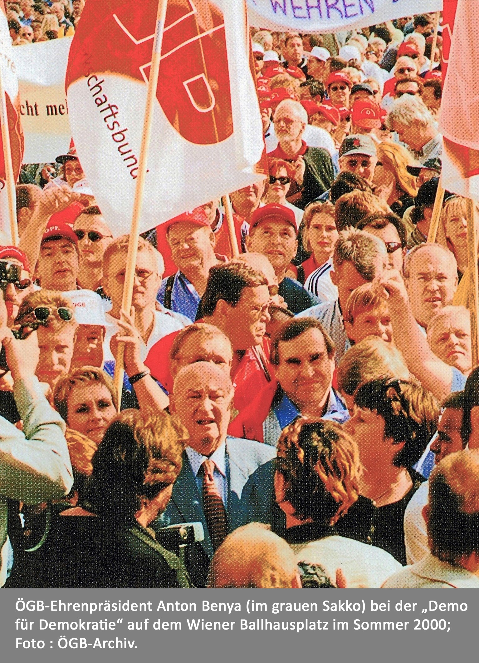 Anton Benya bei der „Demonstration für Demokratie am Ballhausplatz im Sommer 2000.