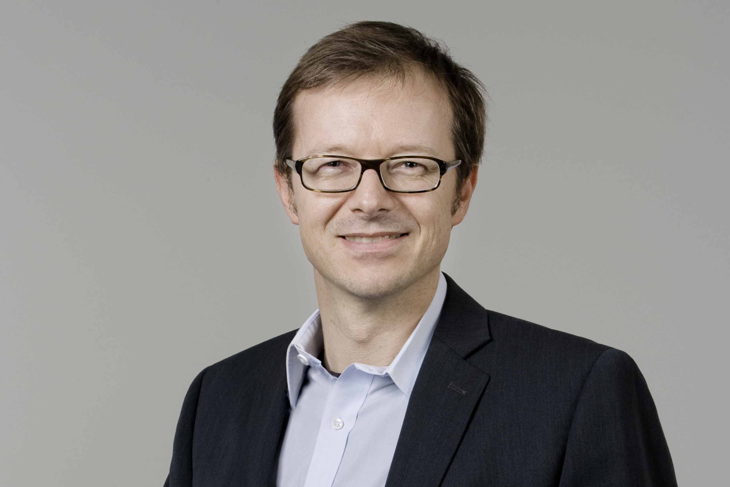 Portrait von christoph hofinger von Deloitte Österreich während des Interviews zu Unternehmen Klimaschutz.