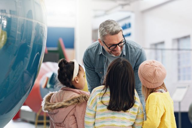 Ein Lehrer erklärt im Rahmen der Klimabildung Kindern die Klimakrise. So entsteht Bewusstsein für das Thema.