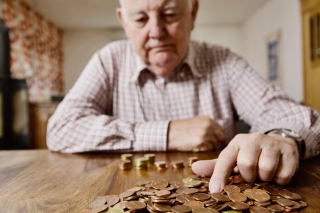 Ein Penionist zählt wegen Altersarmut sein Kleingeld. Er ist von der Pensionsaliquotierung betroffen.