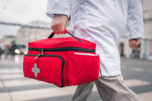 Ein Arzt trägt eine Notfalltasche in ein Krankenhaus. Österreichs Gesundheitswesen ist chronisch unterversorgt.