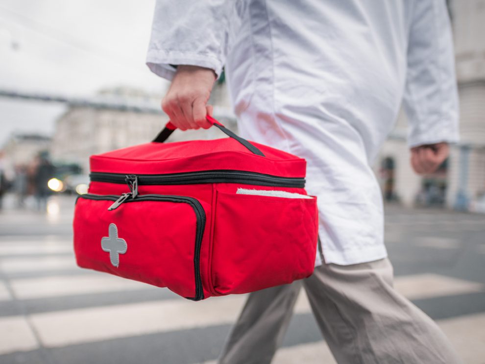 Ein Arzt trägt eine Notfalltasche in ein Krankenhaus. Österreichs Gesundheitswesen ist chronisch unterversorgt.