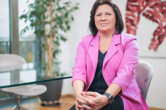 Portrait von Renate Anderl, Präsidentin der Arbeiterkammer. Sie schreibt zum Thema Demokratie.