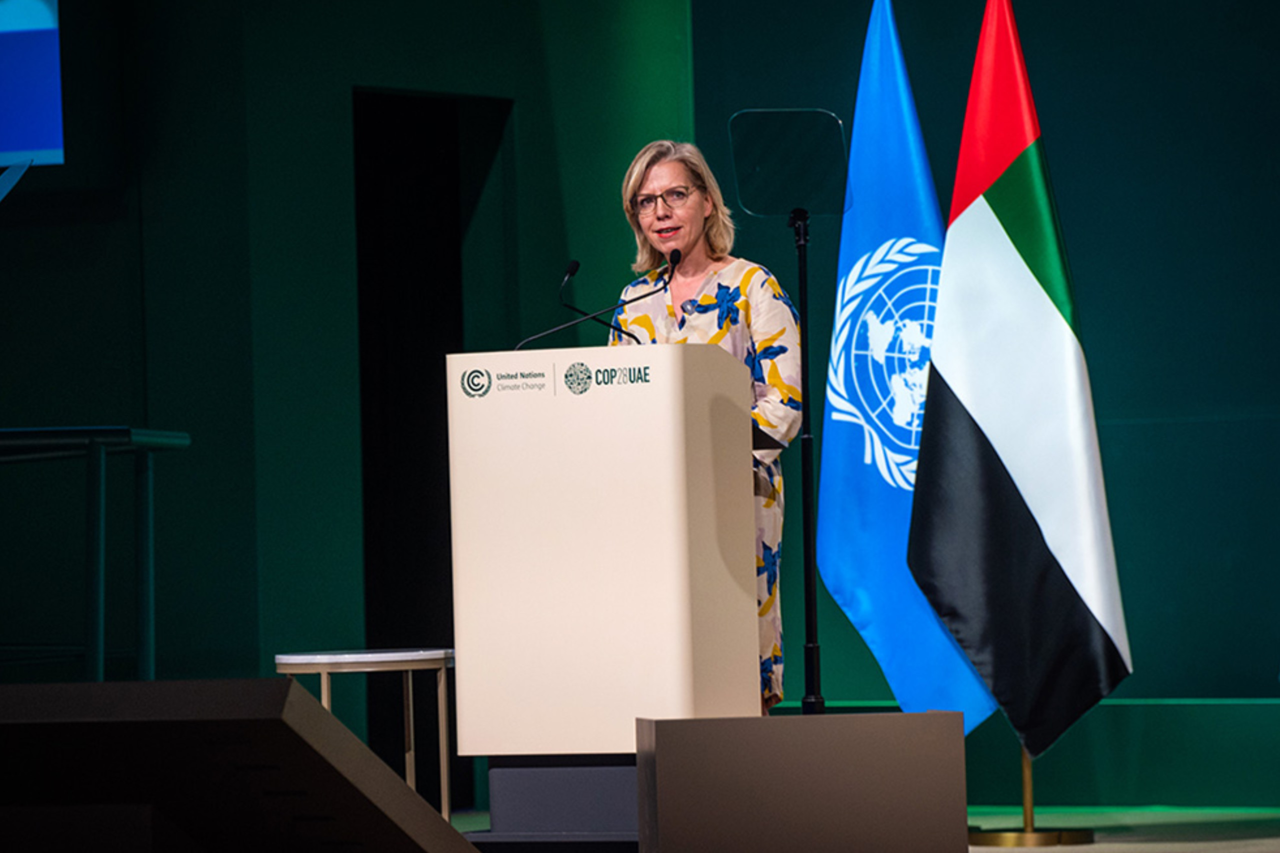 Klimaschutzministerin Leonore Gewessler bei der Abschlusskundgebung der COP28 in Dubai.