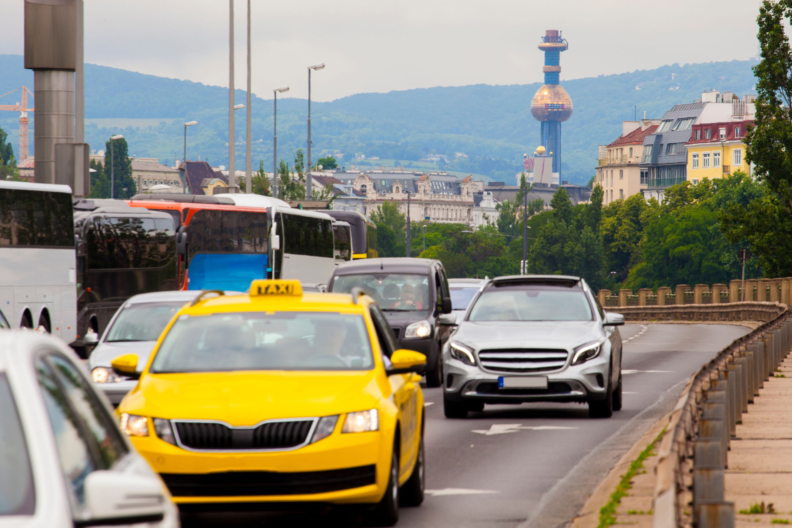 Ein Taxi in Wien. Für die Fahrer:innen brachte die Herbstlohnrunde einen neuen Kollektivvertrag.