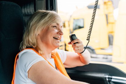 Eine Lkw Fahrerin bedient den Funk. In der Herbstlohnrunde gab es ein Lohnplus für das Güterbeförderungsgewerbe.
