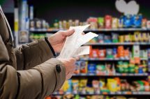 Ein Mann blickt auf die Quittungen die er nach dem Einkaufen im Supermarkt bekommen hat. Durch die Inflation sind die Beträge gestiegen.