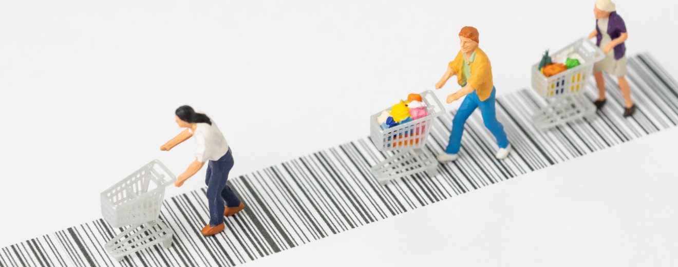 Kleine Figürchen schieben Einkaufswagen über einen Strichcode. Die Inflation hat Waren und Dienstleistungen in Österreich massiv verteuert.