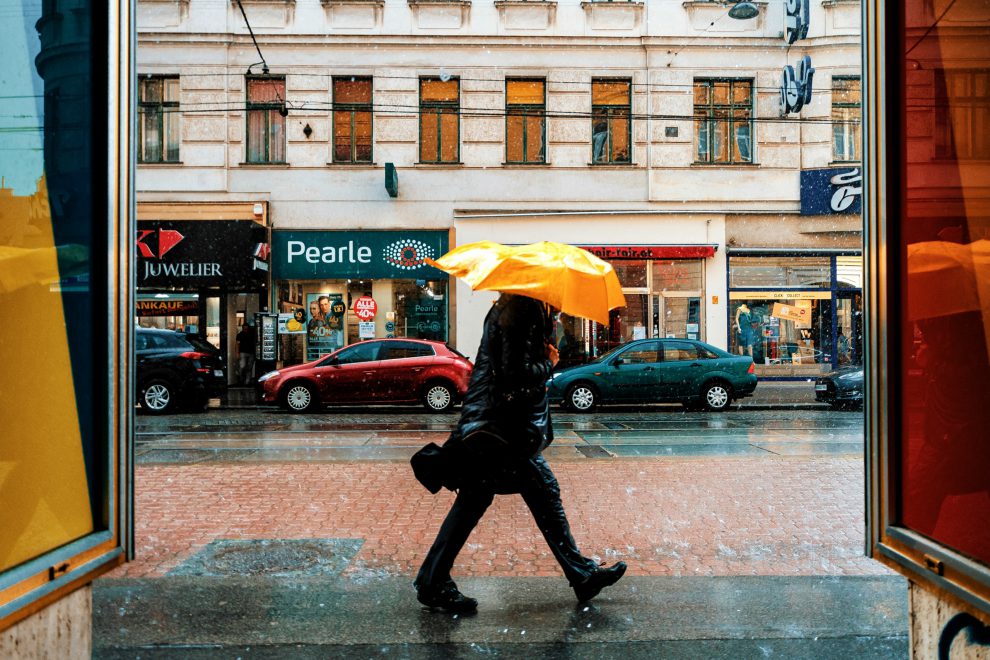 Ein Mann geht durch den Regen in Wien. Symbolbild für jene Menschen, die beim Sozialstaat wegschauen.