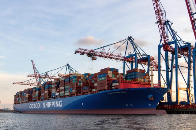 Ein Containerriese der chinesischen Reederei Cosco im Hamburger Hafen. Verdi wirft Cosco Tarifbruch vor.