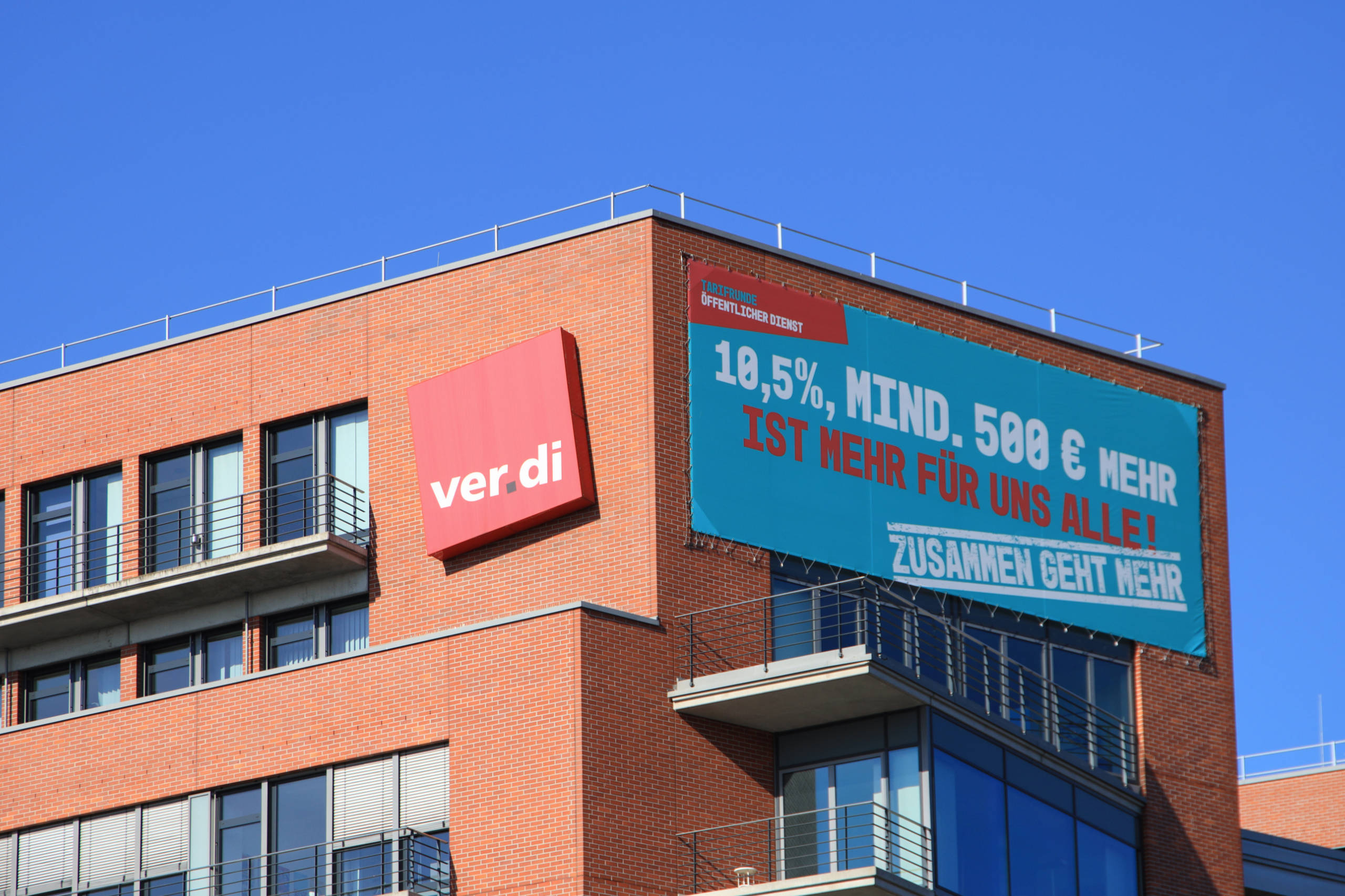 Die Zentrale der Gewerkschaft verdi in Berlin von außen. Verdi wirft Cosco Tarifbruch vor.