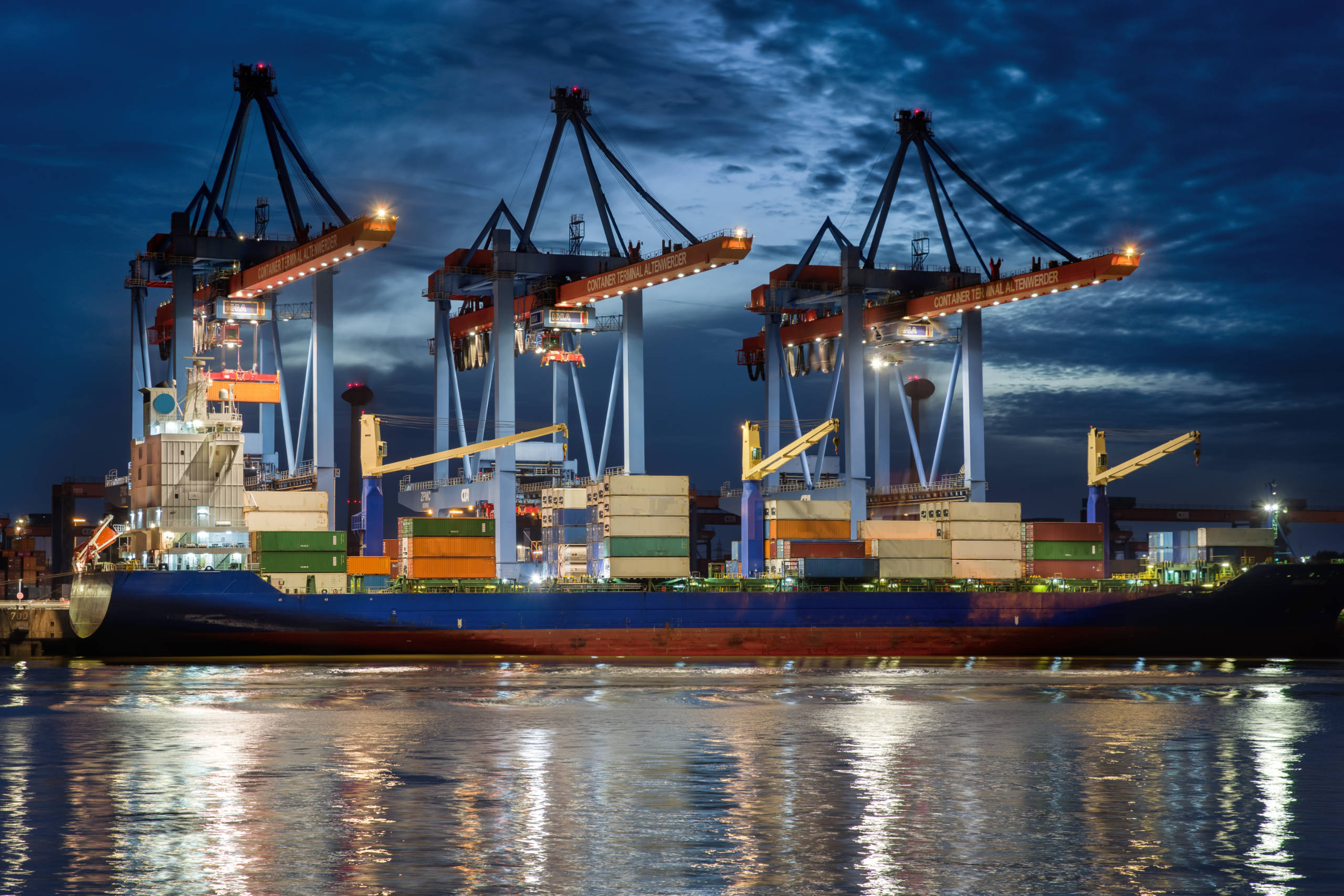 Ein Feederschiff im Hamburger Hafen. Verdi wirft Cosco hier Tarifbruch vor.