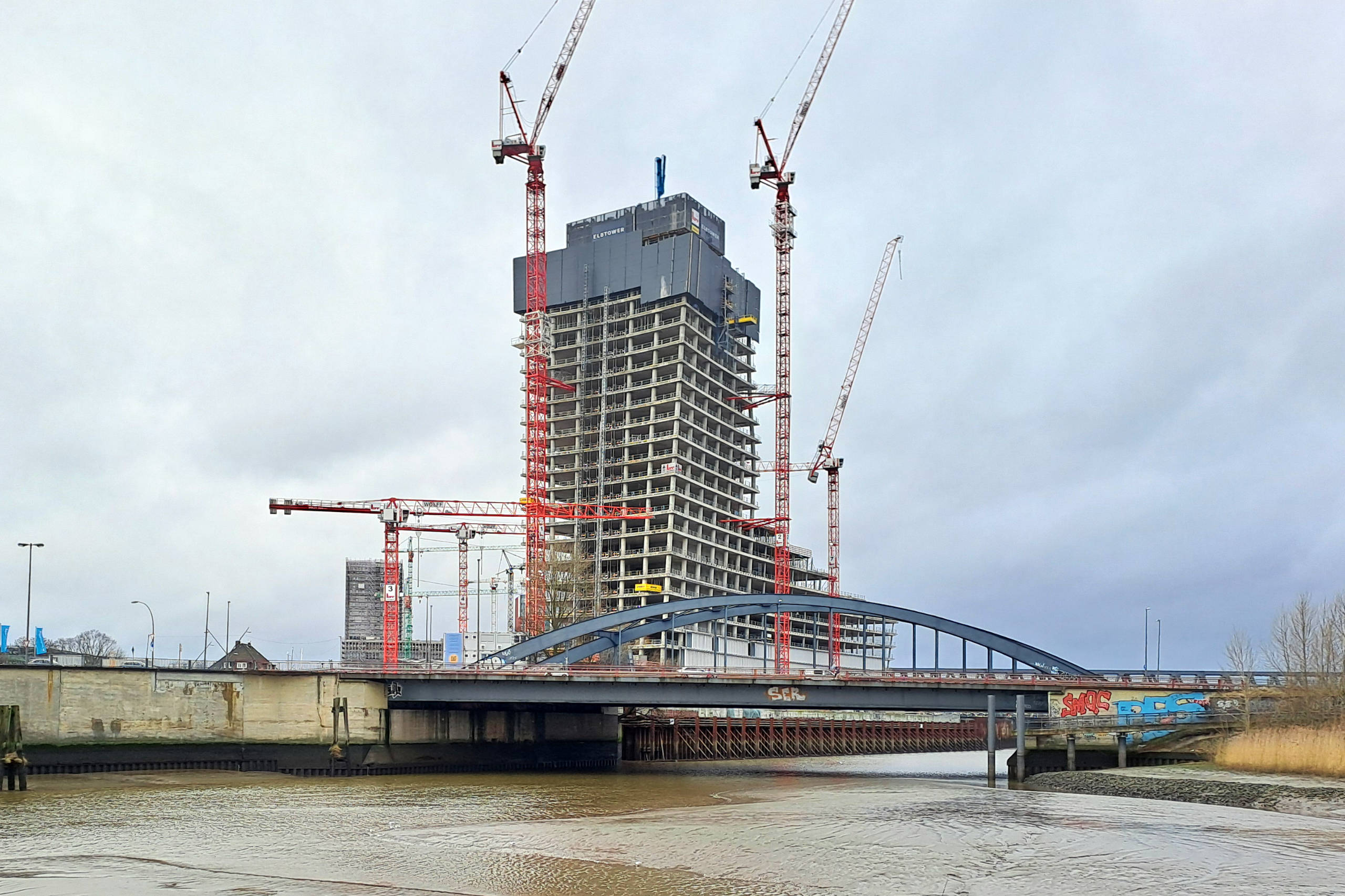 Der Elbtower in Hamburg bei Regenwolken nach der Pleite der Signa Holding gmbh von rene Benko.