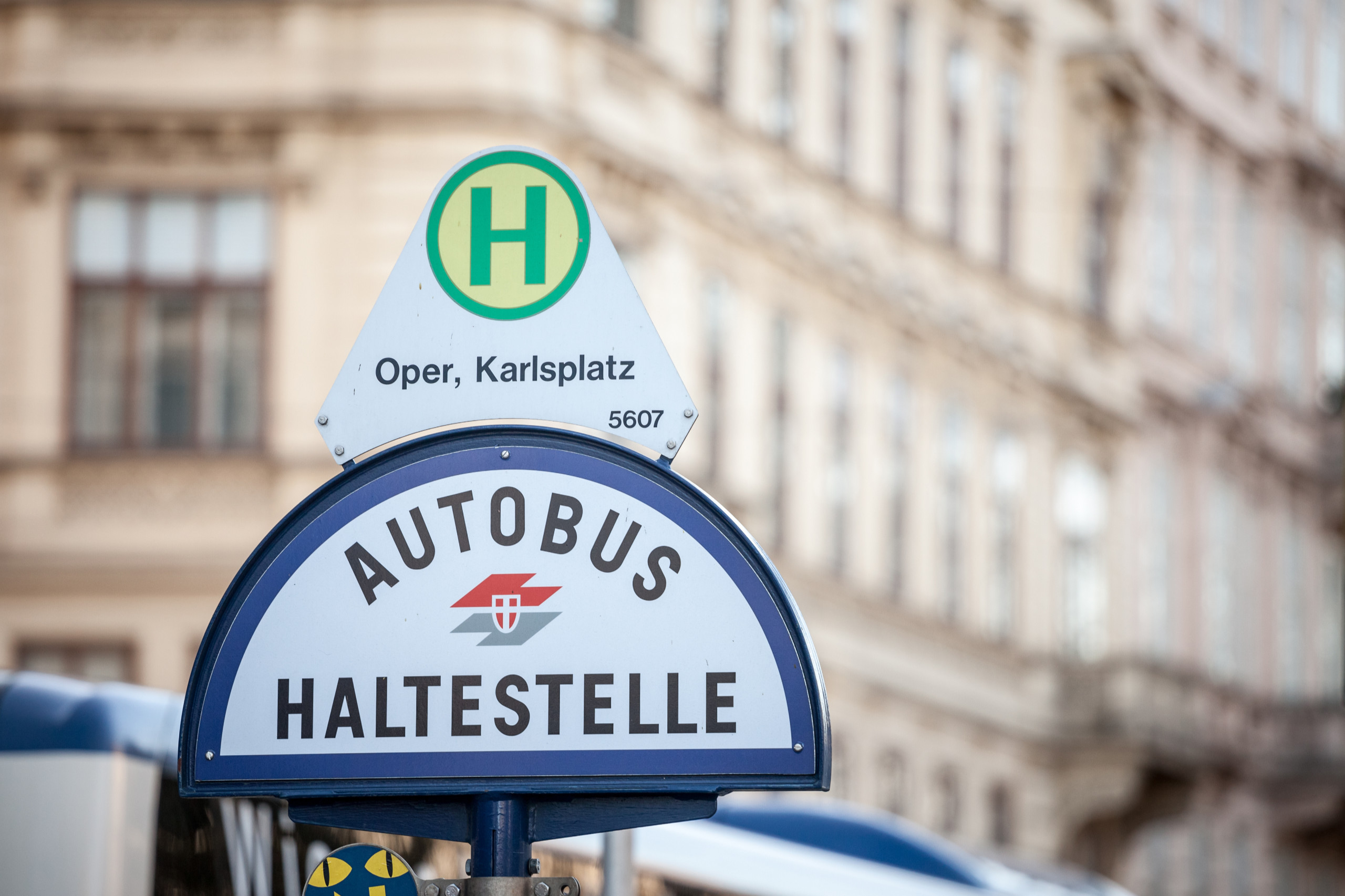 Eine Bushaltestelle in der Stadt Wien am Karlsplatz und der Oper. Das Bündnis Wir Fahren Gemeinsam will mehr davon.