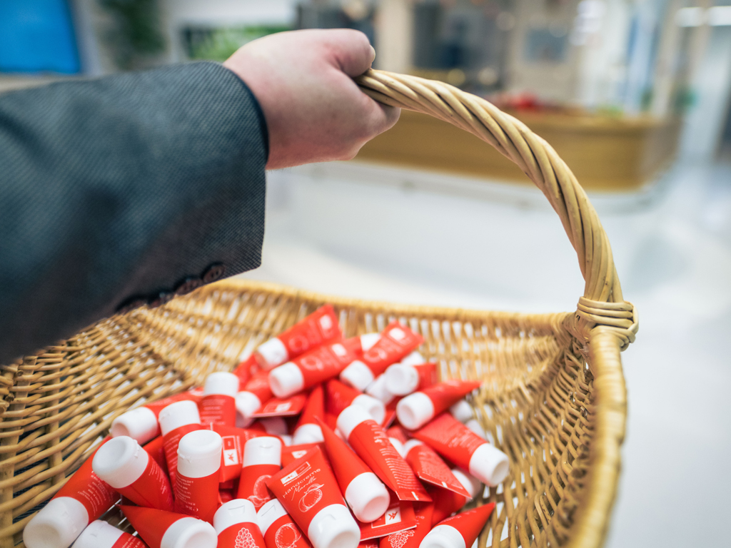 Ein geflochtener Korb Handcreme-Tuben, die ein Wahlwerbegeschenk der Arbeiterkammer sind, um für die AK-Wahl zu mobilisieren. 