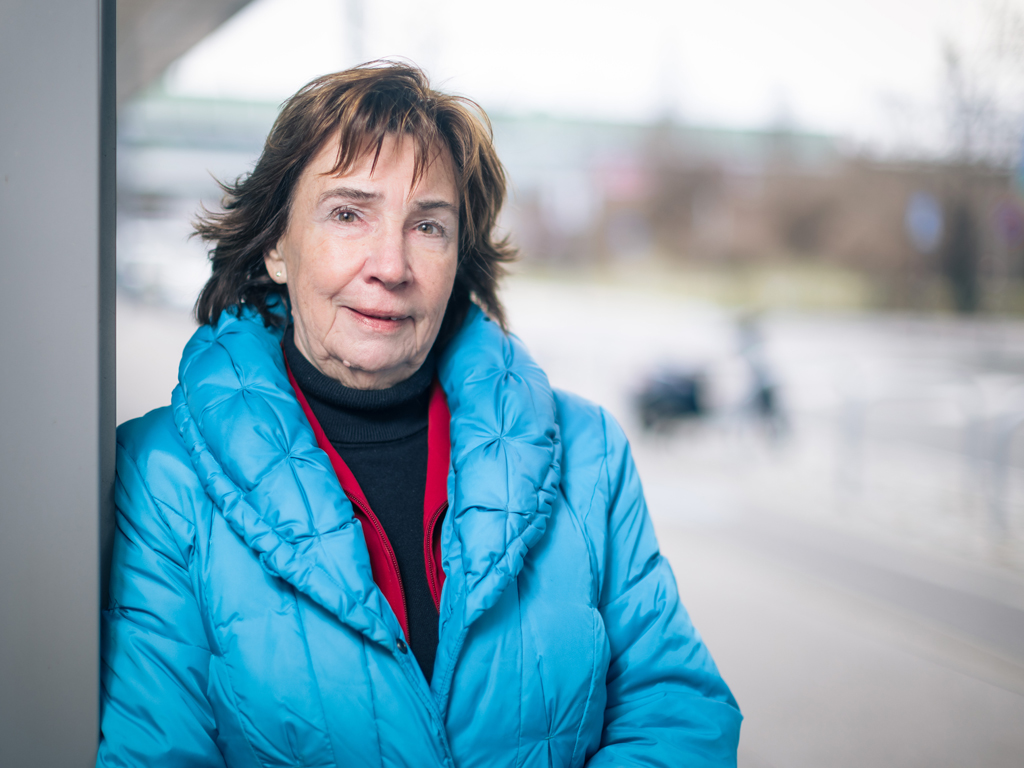 Portrait Erika Helscher in blauer Jacke beim Interview zum Thema Selbstverwaltung und erfahrungen in der Pflege.