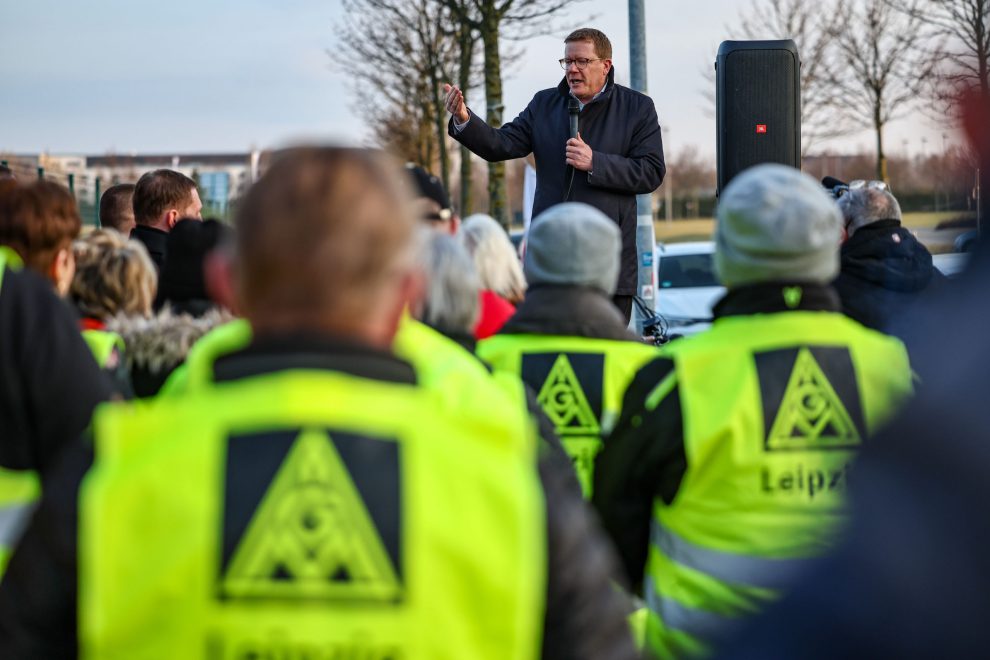 Dirk Schulze, IG Metall-Bezirksleiter für Berlin, Brandenburg und Sachsen, im Gespräch mit Streikenden vor dem Recyclingwerk von SRW Metalfloat.