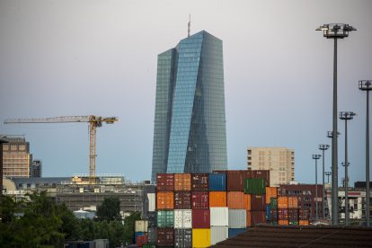 Das Gebäude der EZB, davor sind Container zu sehen, daneben ein Kran. Sie sorgt für die Rekordgewinne der Banken in Österreich.