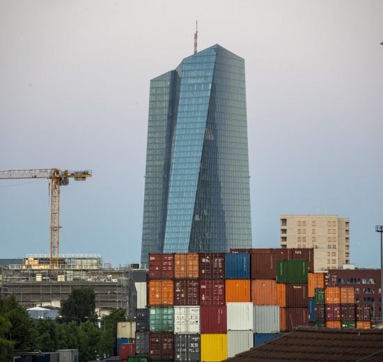 Das Gebäude der EZB, davor sind Container zu sehen, daneben ein Kran. Sie sorgt für die Rekordgewinne der Banken in Österreich.