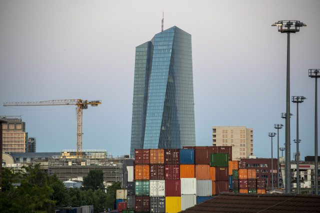 Das Gebäude der EZB, davor sind Container zu sehen, daneben ein Kran. Sie sorgt für die Rekordgewinne der Banken in Österreich.