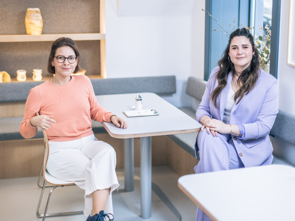 Stefanie Breiteneder und Karin Übelbacher im Linzer Café Gutmut.