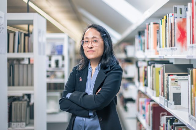 Bernadette Sacluti ist eine Frau mit Behinderung in der Arbeitswelt. Sie arbeitet im Buchverleih der Bibliothek der Universität.