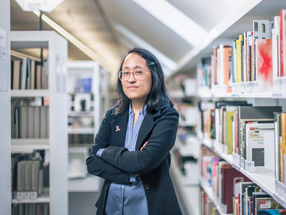 Bernadette Sacluti ist eine Frau mit Behinderung in der Arbeitswelt. Sie arbeitet im Buchverleih der Bibliothek der Universität.