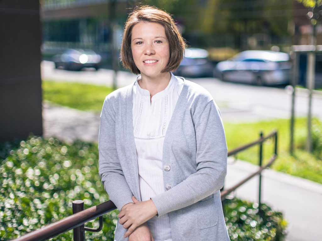 Portrait von Selma Sprajcer aus dem Team des NPO-Kompetenzzentrums der Wirtschaftsuniversität hat Vorscläge für behinderte Menschen in Werkstätten.