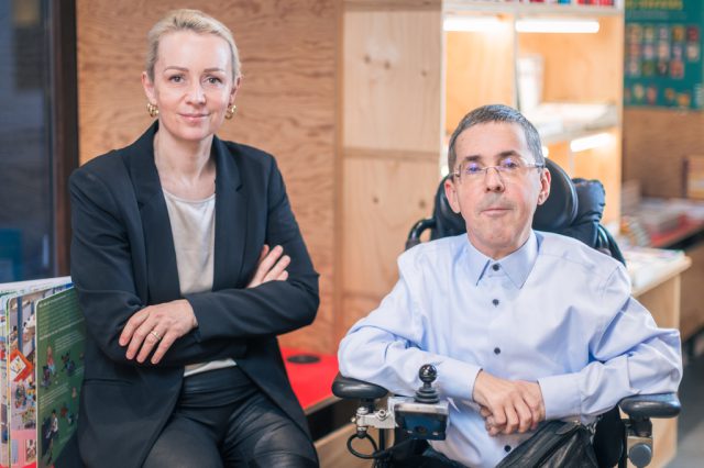Portrait Behindertenrechtsanwältin Christina Steger und Journalist und Aktivist Martin Ladstätter im INterview über Behinderte Menschen Aussonderung in Österreich.