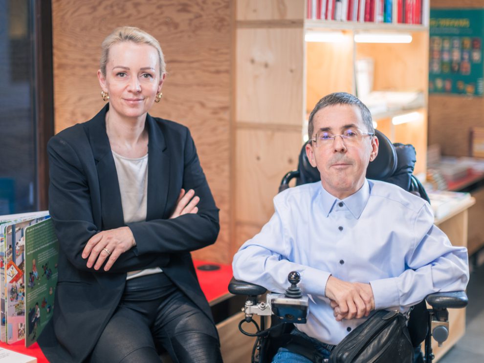 Portrait Behindertenrechtsanwältin Christina Steger und Journalist und Aktivist Martin Ladstätter im INterview über Behinderte Menschen Aussonderung in Österreich.