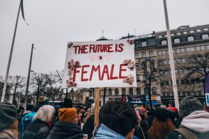 Auf einer Frauendemo hält eine Frau ein Schild mit der Aufschrift "The Future is Female" hoch. Symbolbild für Frauenpolitik