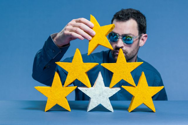 Ein Mann balanciert Sterne als Zeichen für die EU-Asylpolitik.