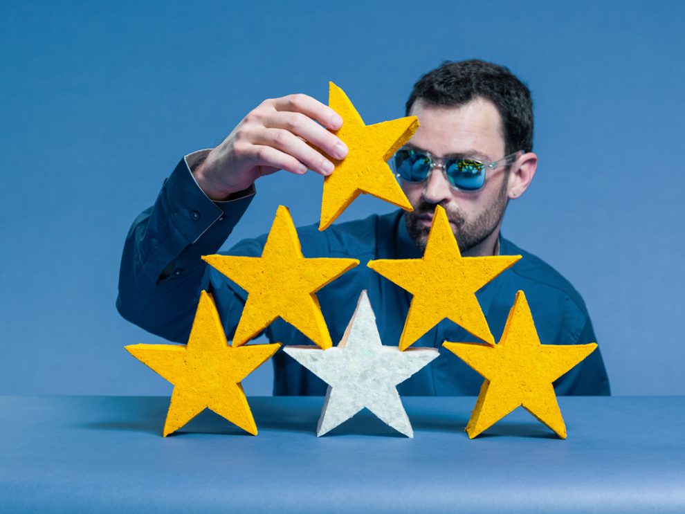 Ein Mann balanciert Sterne als Zeichen für die EU-Asylpolitik.