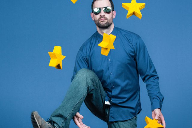 Ein Mann jongliert mit gelben Sternen. Symbolbild für die EU.