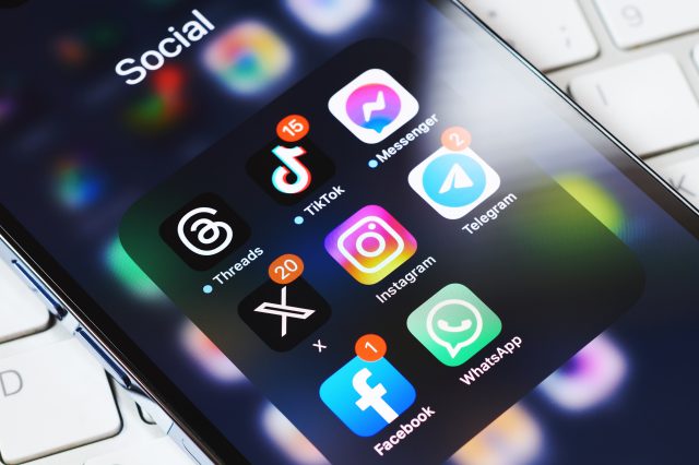 Ansicht eines Iphones mit verschiedenen Social Media Apps wie Threads, Tiktok, Facebook und Whatsapp. Symbolbild für den Digital Markets Act.