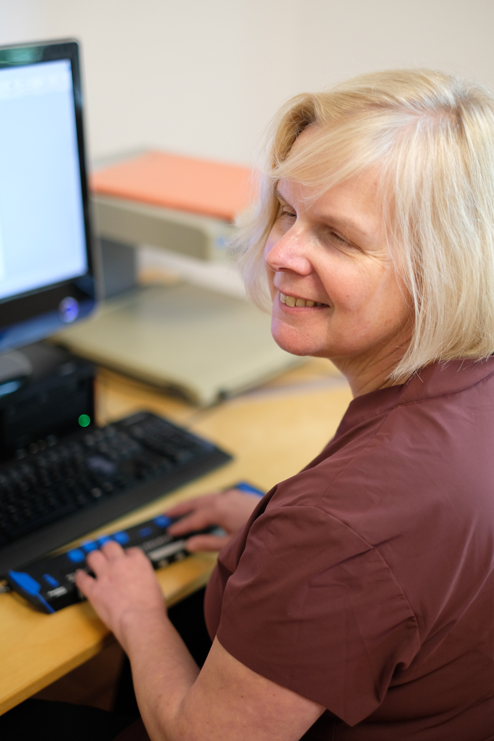 Susanne Buchner-Sabathy ist Expertin für digitale Barrierefreiheit. Sie nutzt eine Tastatur Braillezeile.