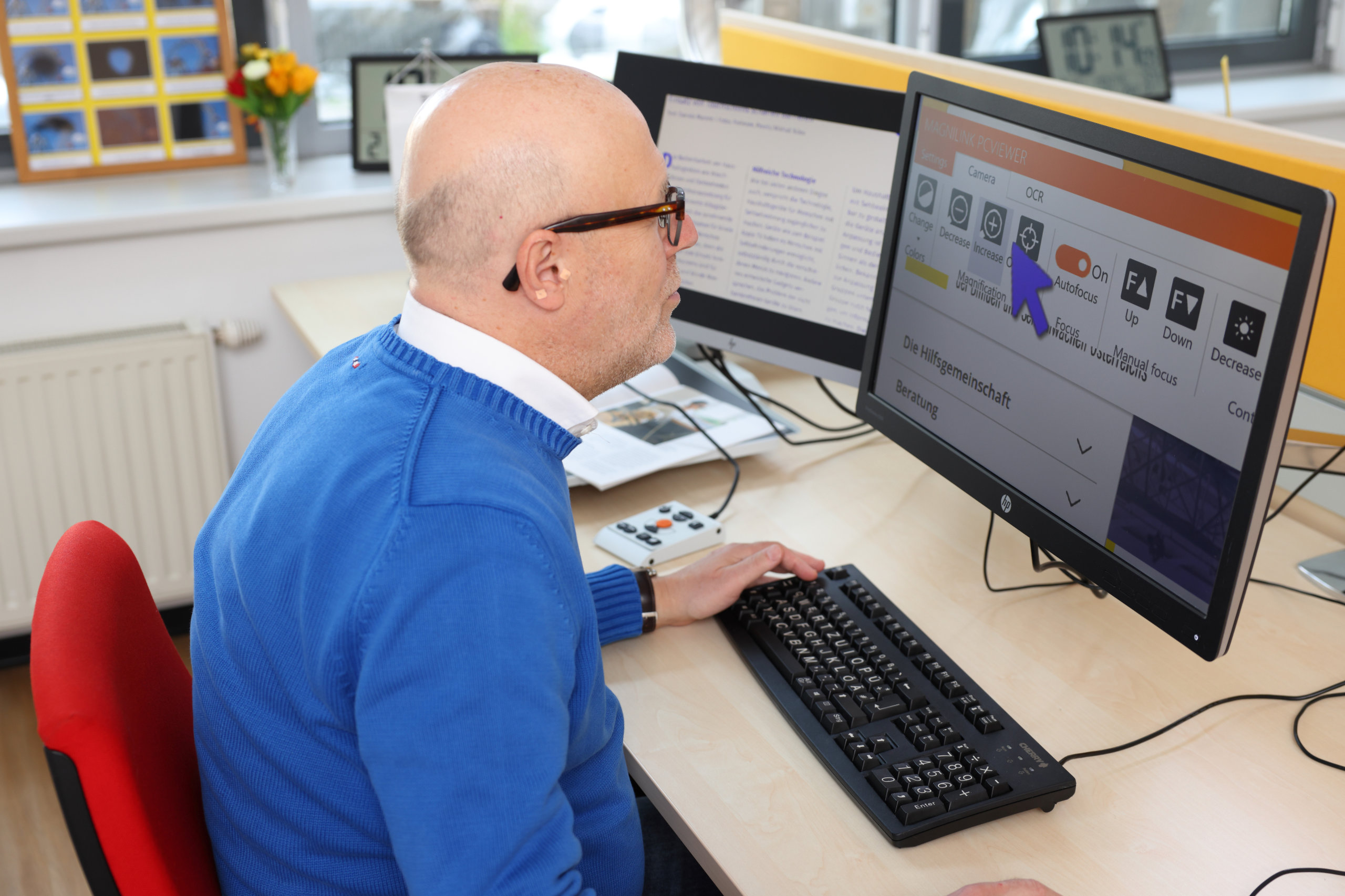 Ein Mann mit Sehbehinderung bedient ein Computerprogramm zur digitalen Barrierefreiheit mit speziellem Cursor.